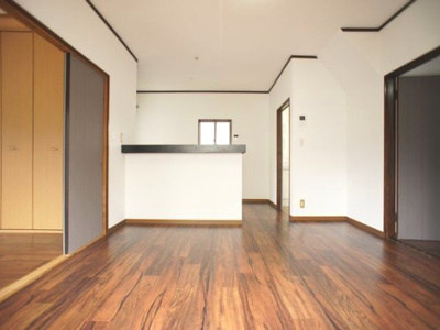 【居間・リビング】 | 鹿沼市千渡戸建 | 会話をしながらお料理できる対面キッチンです♪