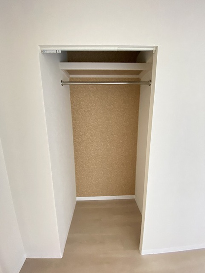 【収納】 | ミングルAP.栗谷一番館 | 南東向き洋室4.5帖のお部屋にあるオープンクローゼットです♪お洋服もしわにならず、キレイに収納できます☆