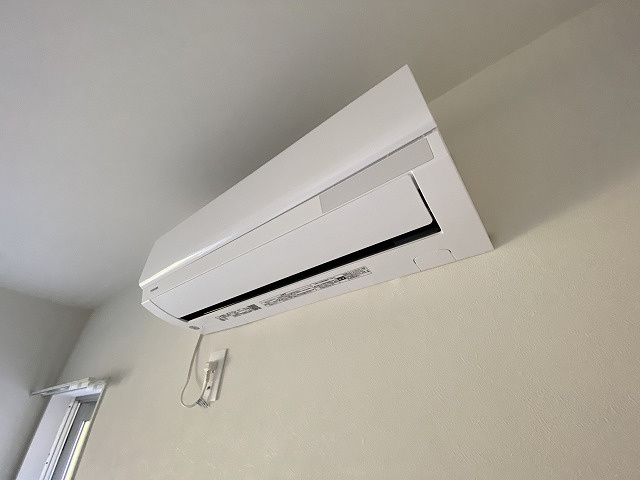 【設備】 | ミングルAP.栗谷一番館 | 暑い夏や寒い冬に大活躍！二面採光洋室4.5帖のお部屋にあるエアコンです☆冷暖房完備で1年中快適に過ごせます♪
