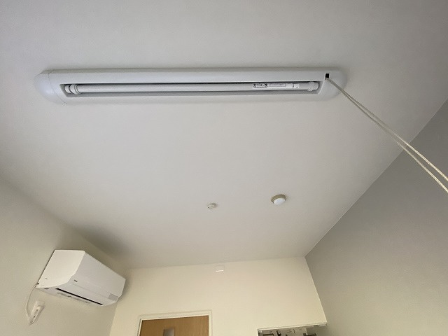 【設備】 | ミングルAP.栗谷一番館 | 二面採光洋室4.5帖のお部屋にある室内物干しです！雨の日やお出掛け時の室内干しにとても便利☆花粉や梅雨の時期に重宝しますね♪