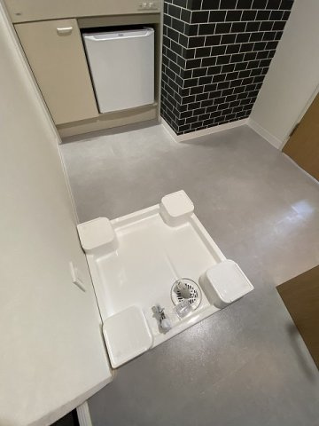 【設備】 | ミングルAP.栗谷一番館 | キッチンスペースにある室内洗濯機置き場です♪防水パンが付いているので万が一の漏水にも安心です！室内に置けるので洗濯機が傷みにくい☆