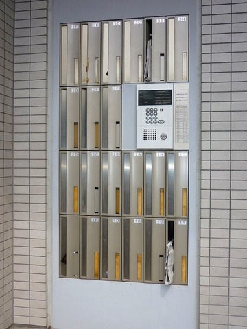 【エントランス】 | ミングルAP.栗谷一番館 | 共用エントランスは不審者の侵入を未然に防ぐオートロック付き！防犯対策充実しています◎
