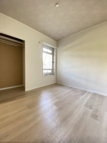【洋室】 | ミングルAP.栗谷一番館 | 南東向き洋室4.5帖☆バルコニーに繋がるお部屋です！オープンクローゼット付きでお洋服の多い方もお部屋が片付いて快適に過ごせますね♪