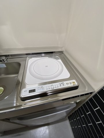 【キッチン】 | ミングルAP.栗谷一番館 | キッチンは1口IHクッキングヒーター♪IHは火を使わないので安心なうえ、お掃除もラクラク♪