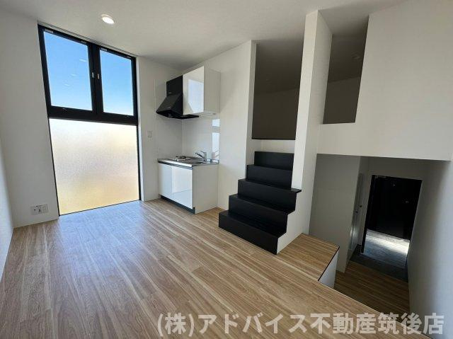 八女市本村のアパートの居間・リビング