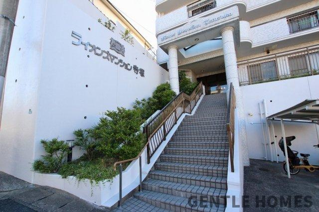 ライオンズマンション寺塚のエントランス