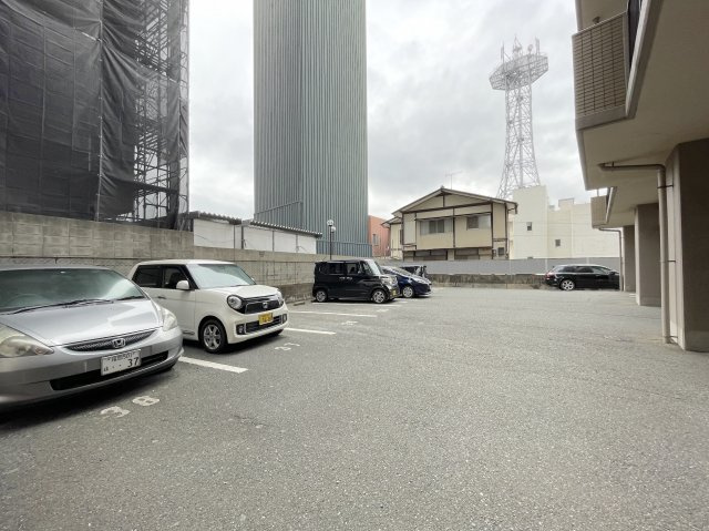 メヌエット前原駅前の駐車場