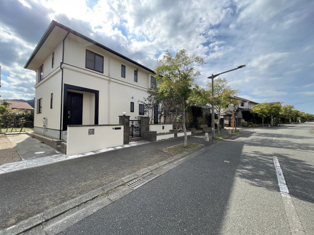 西の丘３丁目戸建ての前面道路含む現地写真