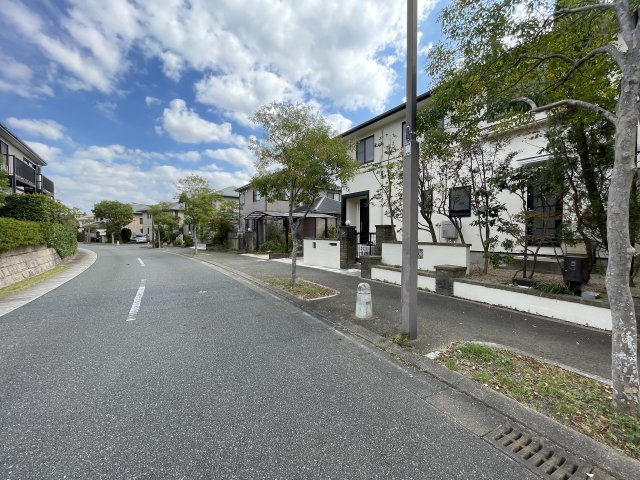 西の丘３丁目戸建ての前面道路含む現地写真