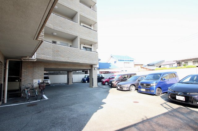 オリエントハイツ小戸の駐車場