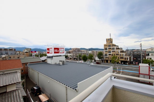 サンビューハイツ原の展望|すぐそこに大通りが見えているので、バスを利用して藤崎駅に行くのも便利です。