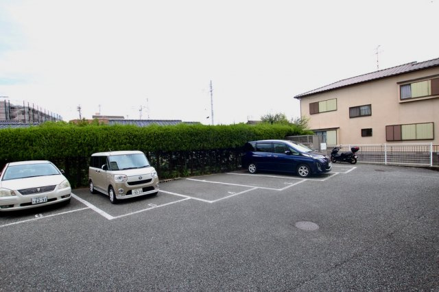 サンビューハイツ原の駐車場