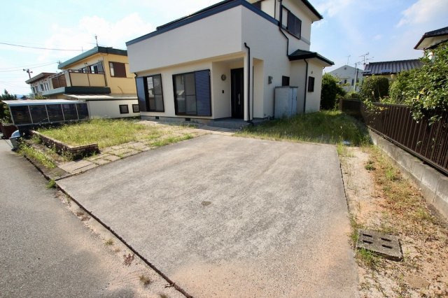 小郡市三沢戸建の駐車場|奥のスペースも使えば、３台駐車も可能です。