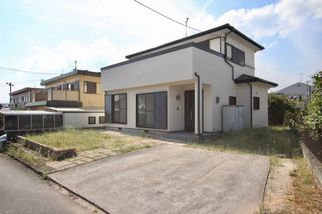 小郡市三沢戸建の外観|駐車台数は、並列3台可能です！お庭もしっかりあります。