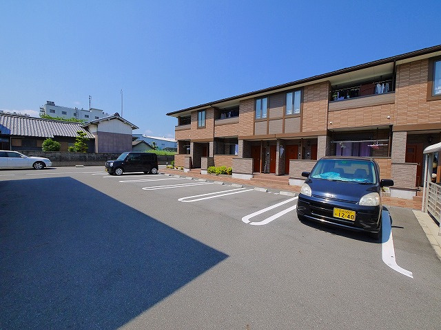 プラシード　セレノ　Ｂの駐車場|駐車場があるので、車を買う予定の方も安心です