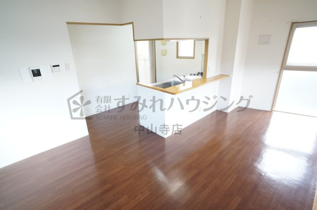 タカマツレジデンス宝塚山本の居間・リビング|参考、同建物・同間取りの号室