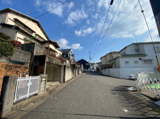 【前面道路含む現地写真】 | 宇治市木幡南山　売土地　建築条件なし | 南側は幅約5ｍの道路、陽光を受け止めるような明るい物件。