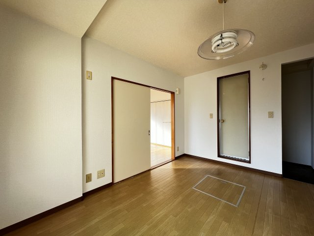 バーバーアダチの内装