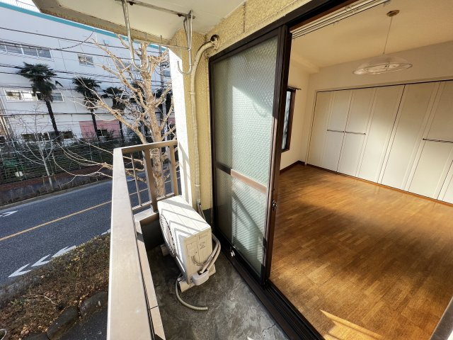 バーバーアダチのバルコニー