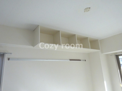 【設備】 | E-GATE | 上部には、収納棚があります。