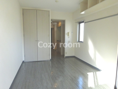 【居間・リビング】 | E-GATE | 角部屋なので明るい居間です。