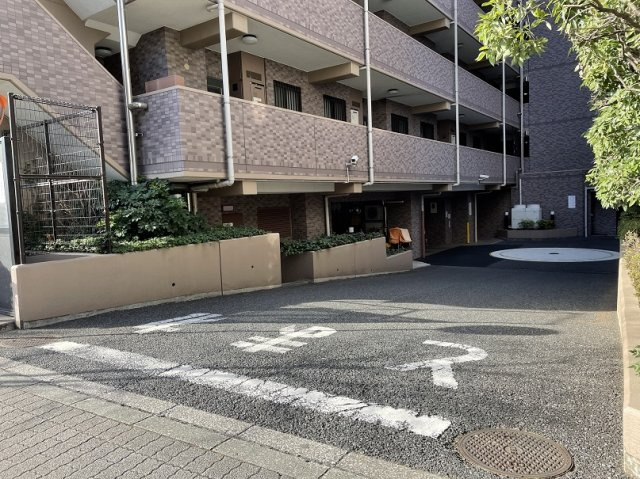 ライオンズマンション文京白山の駐車場