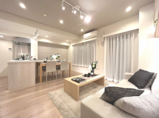 【外観】 | 【 Living　room 】
木の暖かさを感じられ、団欒とした生活を送ることができるリビングルーム。気持ちのいい日の光の下、ゆっくりとしたくつろげる時間を楽しみませんか？