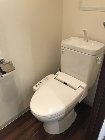 ピアッツァレント奈良医大前のトイレ|温水洗浄機能付きのトイレ　上部に収納棚あり