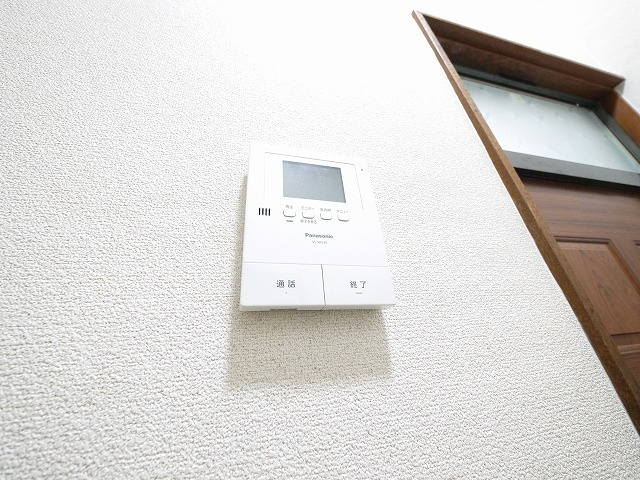 三条栄町堂後邸貸家のセキュリティ|お顔が見えるモニター付きインターホンも