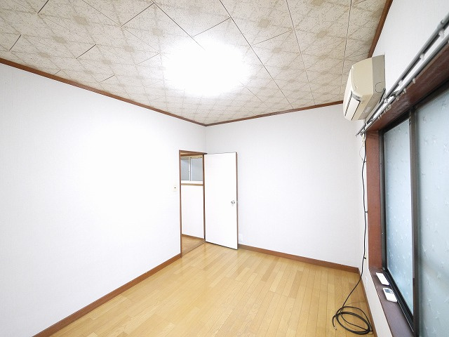 三条栄町堂後邸貸家の洋室|落ち着いた色調の洋室です