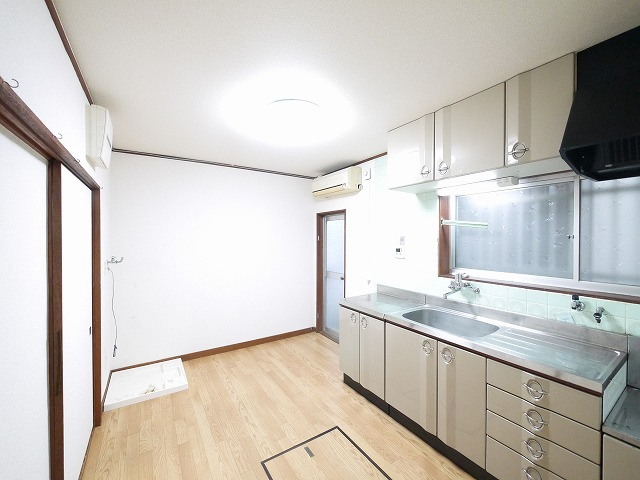 三条栄町堂後邸貸家の居間・リビング|こちらの居間で趣味の時間をお楽しみください