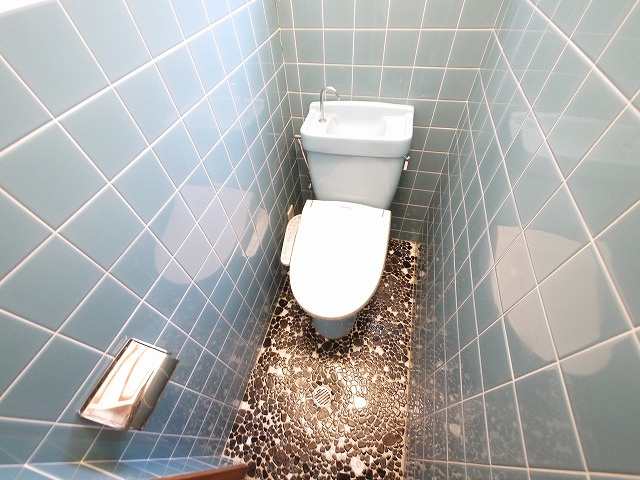 三条栄町堂後邸貸家のトイレ|落ち着いた色調のトイレです