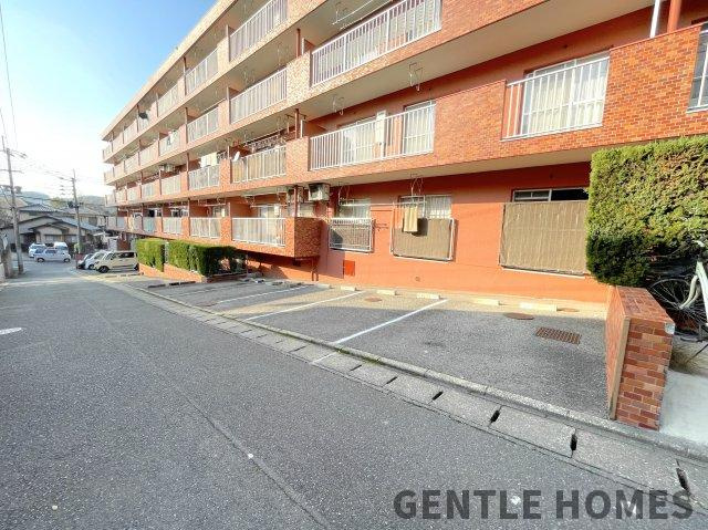 エメラルドマンション若宮の駐車場