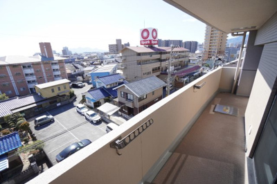 【展望】 | グランドメゾン鈴峯学園前(リフォーム済) | 【バルコニー】
リビング全面が接するワイドバルコニー。
前面の建物が邪魔することなくよく陽が当たり、お洗濯物もすぐ乾きそう！
この位の広さがあると、エアコン室外機を置いても十分なスペースを保てます。