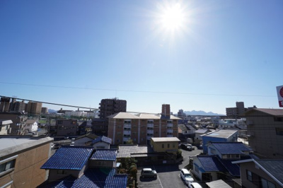 【展望】 | グランドメゾン鈴峯学園前(リフォーム済) | 【眺望】
瀬戸の島々が見える本物件。西側は宮島方面、東側は宇品港。
恐らく、どちらの花火大会も見えたのでは無いでしょうか。
残念なのは、本日が曇りだったのと宮島の花火大会が終了してしまったことです。