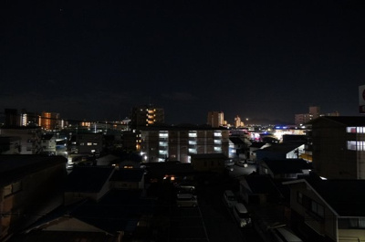 【展望】 | グランドメゾン鈴峯学園前(リフォーム済) | 【Night View】
物件からの夜の景色は、少しだけ隠れ夜景スポットのよう。
反対側の井口台方面の夜景も綺麗です！
もう少し早い時間のサンセットや、サンライズも良いかもしれませんネ！