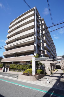 【外観】 | グランドメゾン鈴峯学園前(リフォーム済) | 【耐震性】
耐震性の高さを判断するポイントは、
建築確認申請日が1981年6月1日以降の
新耐震基準に適合しているかどうか。
震度６程度の大地震でも
建物が崩壊しないレベルが基準になりました。