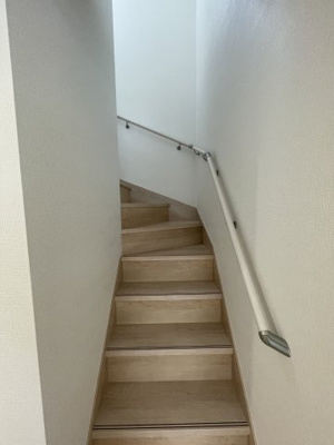 【その他共用部分】 | 大津市唐崎2丁目8-30　新築戸建 | 2階への移動の階段には安心の手すり付きです♪
