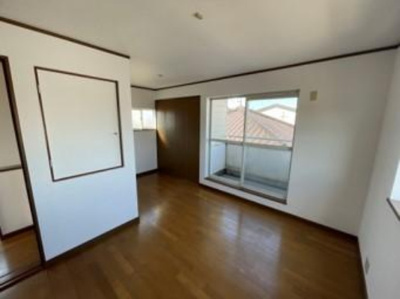 【洋室】 | 堺市中区八田北町　中古戸建 | 北向きバルコニーへ出入り可能な洋室8帖。お好きなインテリアを揃え、ゆったりと寛げる癒しの空間作りを！