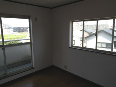 【洋室】 | 堺市中区八田北町　中古戸建 | 全居室二面採光で明るく、心地よい住空間が魅力！開放的なお部屋で家族が思い思いに寛げます。