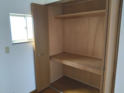 【収納】 | 堺市中区八田北町　中古戸建 | 洋室8帖のクローゼット！奥行きもあるので、収納ボックスをそのままクローゼットの中へ入れることも可能。