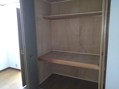 【収納】 | 堺市中区八田北町　中古戸建 | 洋室8帖のクローゼット！収納豊富な住まいでたくさんのメリットのある暮らしを始めてみませんか。