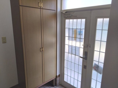 【玄関】 | 堺市中区八田北町　中古戸建 | 採光が考慮された明るい玄関スペース！シューズボックス付きでご家族分の靴もスッキリ収納可能です。
