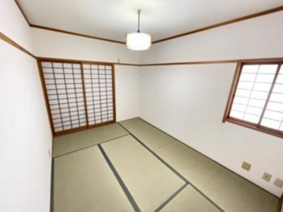 【和室】 | 堺市中区八田北町　中古戸建 | 足を伸ばしてお寛ぎいただける和室6帖。寝具などが収納できる押入付きで、客間など多目的にご使用可能！