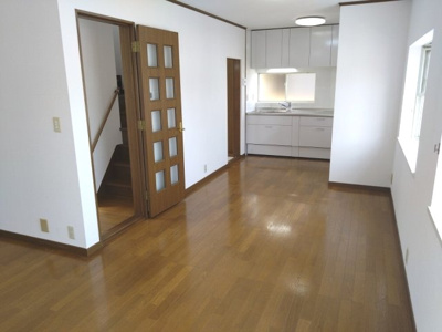 【居間・リビング】 | 堺市中区八田北町　中古戸建 | 外からの目が気になりにくい、2階に配されたLDK16.5帖。南、東面から心地よい陽光が差し込みます！