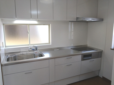 【キッチン】 | 堺市中区八田北町　中古戸建 | LD空間を有効的にご活用いただける壁付タイプ。シンク下収納や上部の吊戸棚など充実の収納スペースです！