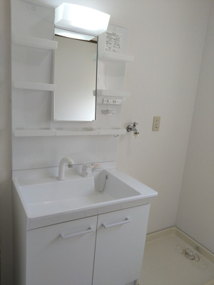 【独立洗面台】 | 堺市中区八田北町　中古戸建 | 2階キッチン横に配された洗面室。調理中でも洗濯ができ、効率よい家事動線を実現！家事が捗りますね。