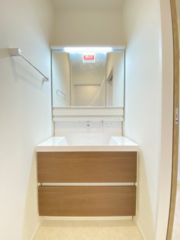 【独立洗面台】 | 玉名市築地 | ☆LIXIL製の三面鏡付き独立洗面台☆お手入れ簡単【キレイアップ水栓】水が上から出るので水撥ね予防☆