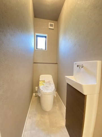 【トイレ】 | 玉名市築地 | ☆TOTO製のタンクレストイレは開放感のある空間に♪【きれい除菌水】の力で綺麗長持ち☆