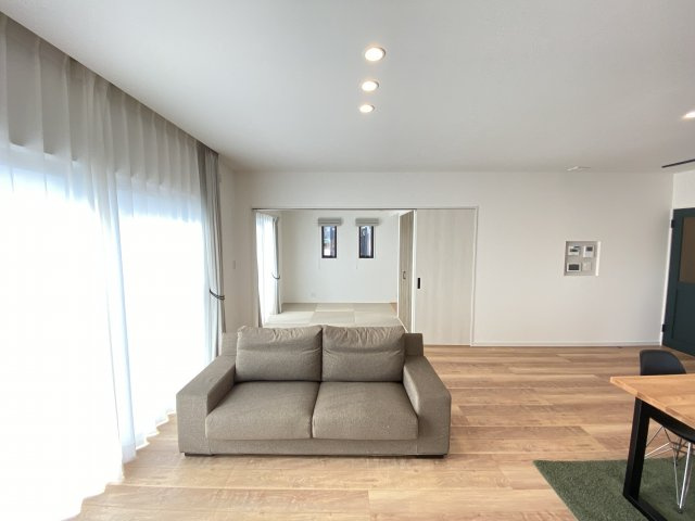 【居間・リビング】 | 玉名市築地 | ☆天井が高く見えるカーテンボックス☆カーテン・エアコン（LDKに1台）プレゼント☆